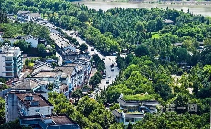 金华装饰公司了解:城中村改造是省委提出三个不带入的重要前提,是两美双富浙江的内在要求。改造城中村城市之疤,就抓住了经济社会转型升级的牛鼻子,五水共治、环境治理、消除安全隐患、土地节约利用,基础设施和公共服务配套就有了抓手和保障。为百姓增进民生福祉、改善居住条件是实施城中村改造的出发点和落脚点。 婺城区 当前,婺城区涉及改造的城中村共有26个,其中二环以内25个,二环以外1个,涉及8个乡镇(街道),12138户29213人,总建设用地面积约520万平方米,总建筑面积约673万平方米。2