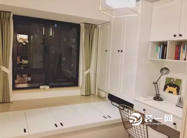 快到过年了,想接爸妈一起住,无耐只有两间房,一个书房,只能给他们租房住了,如果装修时能想得远一些,书房大可以设计成一个多功能房,平时做书房,有客人来时,就当客房用,金华装饰公司小编搜集了一些实例供大家参考! 书房榻榻米装修效果图小户型 书房榻榻米装修效果图小户型 书房榻榻米装修效果图小户型 书房榻榻米装修效果图小户型 书房榻榻米装修效果图小户型 书房榻榻米装修效果图小户型 书房榻榻米装修效果图小户型 书房榻榻米装修效果图小户型 书房榻榻米装修效果图小户型 榻榻米设计,不管它是否能1平米